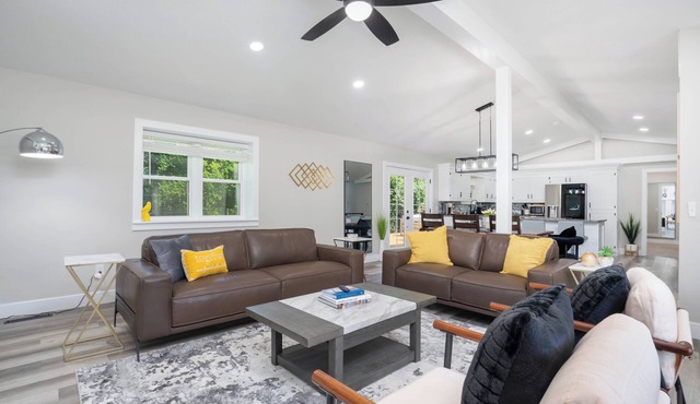 Modern House with King Suite! Relaxing Retreat! in Springfield
