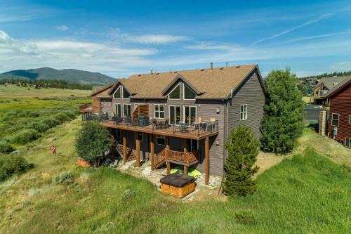 Mountain Bliss 3 BR Retreat W Views Hot Tub in Tabernash