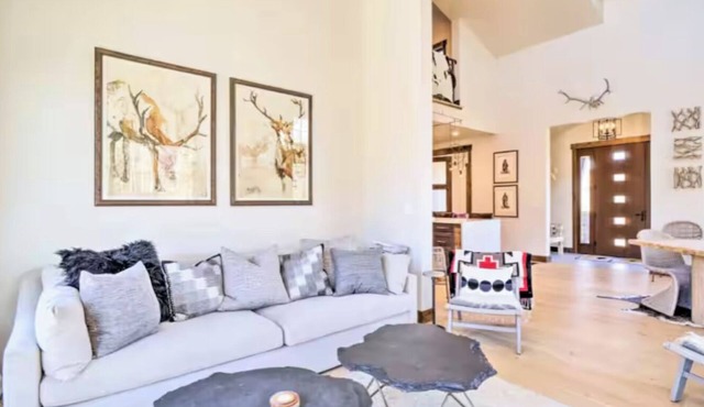 Mountain home w/hiking access in tranquil Silverthorne with WiFi. in Silverthorne