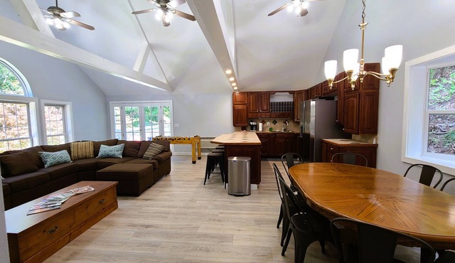 Mountain Ridge Retreat - Private & Peaceful Getaway. Family & Pet Friendly in West Park