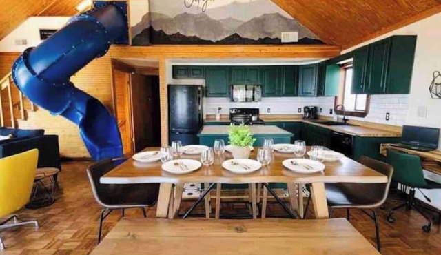 Mountain top cabin! Slide, Hot Tub, Arcade Wi-Fi hiking in Jasper