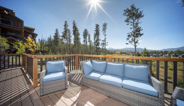 Mountain-View | Fireplace, Deck & Ski Season in Fraser
