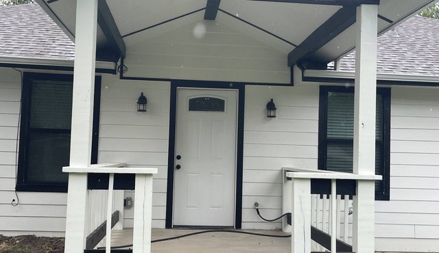 Neat 3 bedroom retreat with AC in charming Princeton. Two minutes to Lavon lake. in Princeton