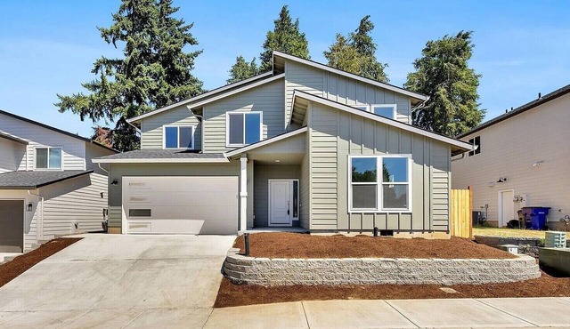 New Built, 2 Master Suites, 3000sqft, 5 Queen & 1 King, 20 min to PDX in Vancouver