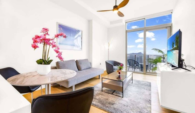 New Condo @ SKY! Penthouse with Spectacular Views!