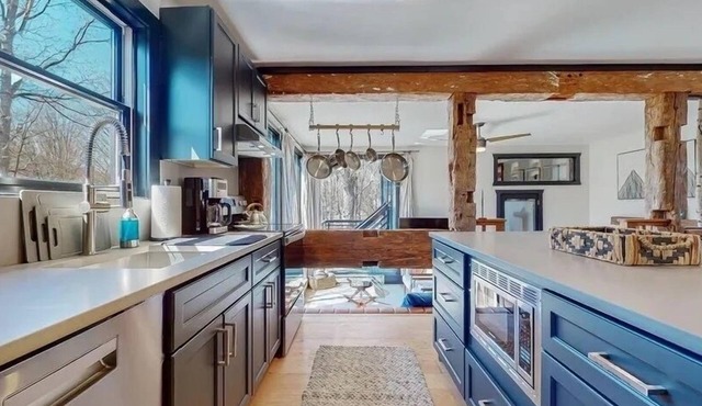 NEW - Cozy Modern: Stunning views,3 mins ski,BBQ,Fire Pit,Game Room,walk to town in Windham
