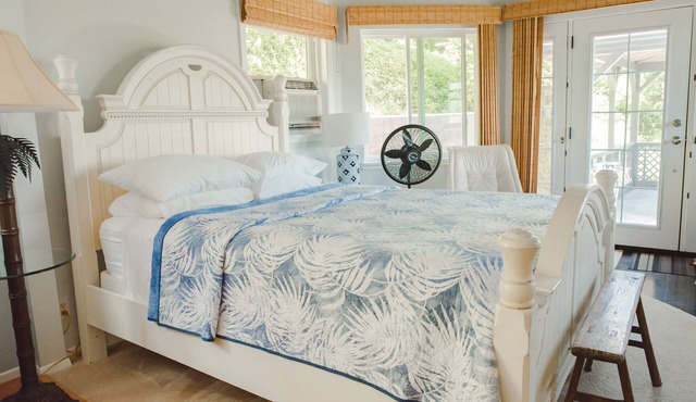NEW! Queen w/Private Outdoor Gazebo Hot Tub Salt Water in Lawai