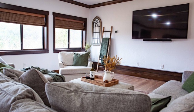 New! The Sanctuary House w/mountain view sleeps 14 in Medicine Park