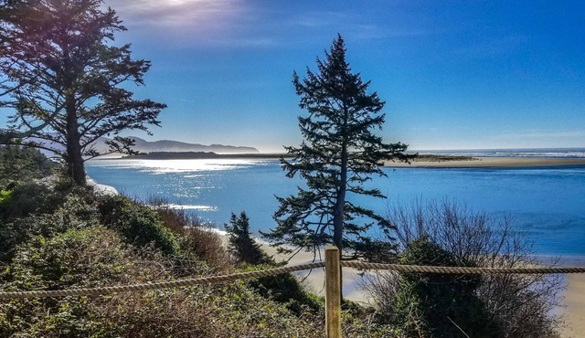 Newly renovated,immaculate ocean view cottage. Walking distance to the beach! in Netarts