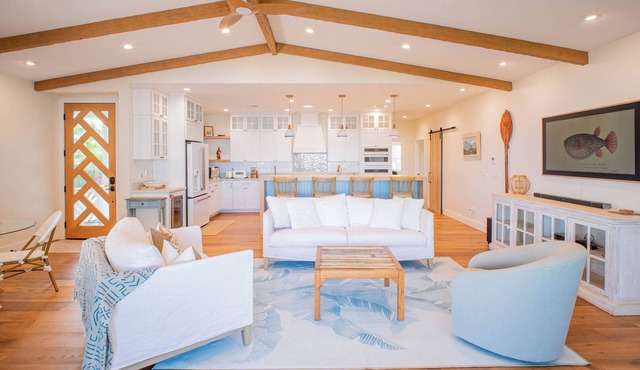 North Shore Luxury Beachfront w/Hot Tub, Firepit and A/C in Waialua