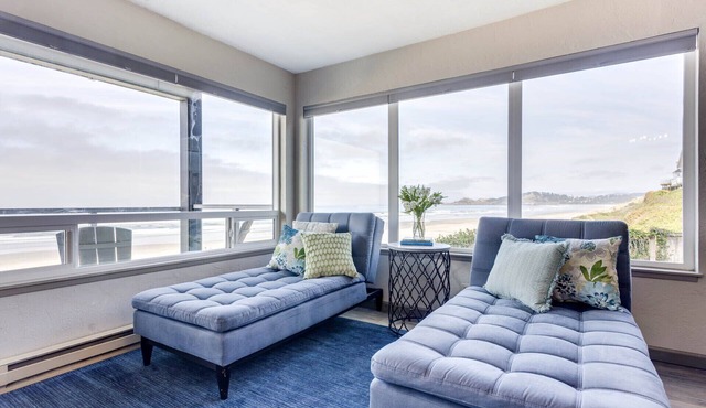 Ocean Front Condo, View of Lighthouse, Walk to Everything, Nye Beach! in Newport