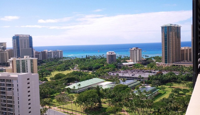 Ocean view Cozy studio condo with gym, AC and kitchenette in Waikiki