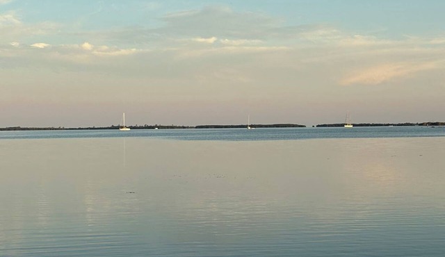 Oceanfront 2 bedroom, Pet friendly on Ramrod Key with screened porch and kayaks in Summerland Key