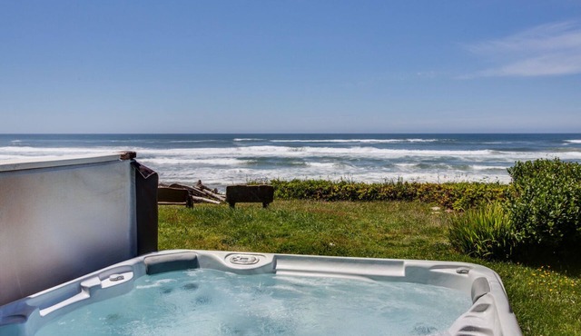 Oceanfront Home! Hot tub! Dog Friendly! in Yachats