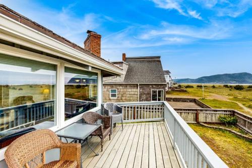 Oceanfront octagon house with panoramic water views WiFi & washer&dryer in Seaside