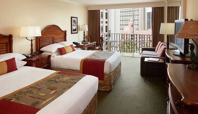 On Beautiful Waikiki Beach! Pool, Spa, 3 On-Site Restaurants, Water Activities in Honolulu