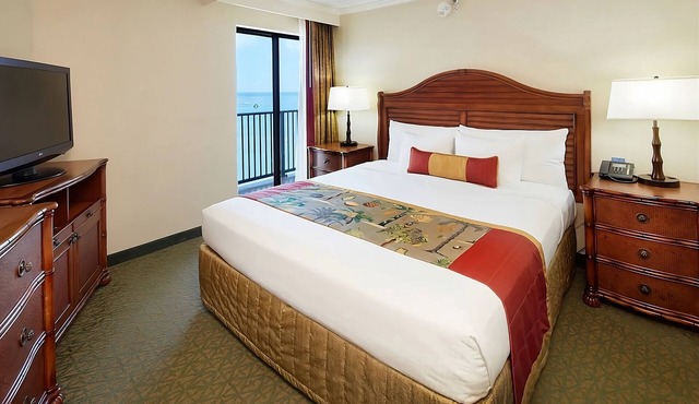 On Beautiful Waikiki Beach! Pool, Spa, 3 On-Site Restaurants, Water Activities