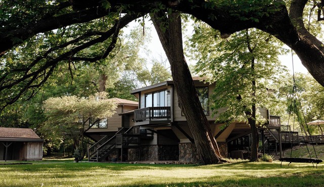 Peaceful Treehouse Retreat W/ Hot Tub + Riverfront Views in Derby