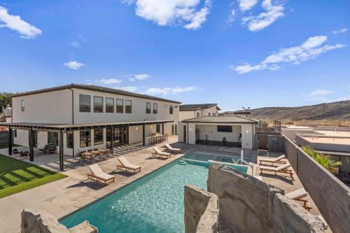 Pecan Valley Oasis - Lux Pool, Sauna and Theater in Hurricane