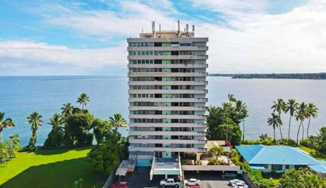 Penthouse Paradise 2 Bedroom Apartment on the water, overlooking Hilo Bay!