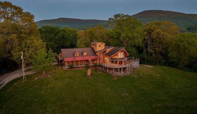 PERFECT FOR FAMILY REUNIONS/RETREATS PEACEFUL & QUIET WITH GORGEOUS MTN. VIEWS! in Chickamauga