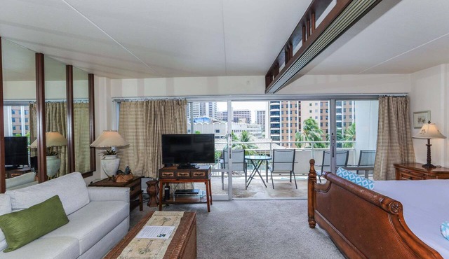 Perfect Location In Waikiki, Near Beach, Shopping, and Dining! in Honolulu