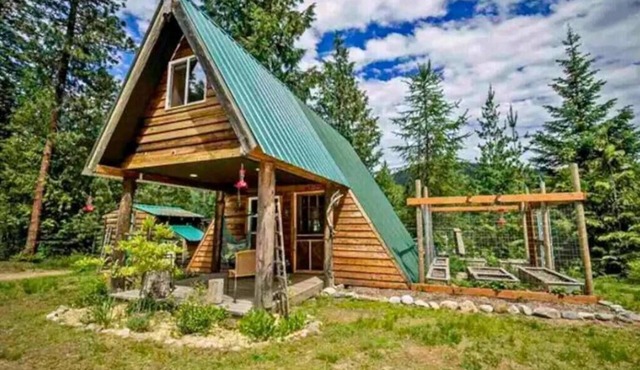 Pet friendly off grid chalet tucked away on a mountainside . in Sandpoint