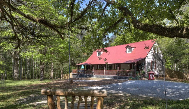 Pet friendly Two Bedroom Cabin W/ Fenced Backyard in White