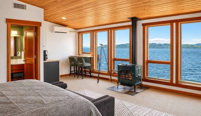 Pier 39 Over the water full River View + Fireplace in Astoria