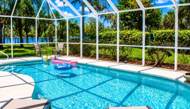 Pool Oasis, EV Charger, 10 Min to Beach & Speedway in South Daytona