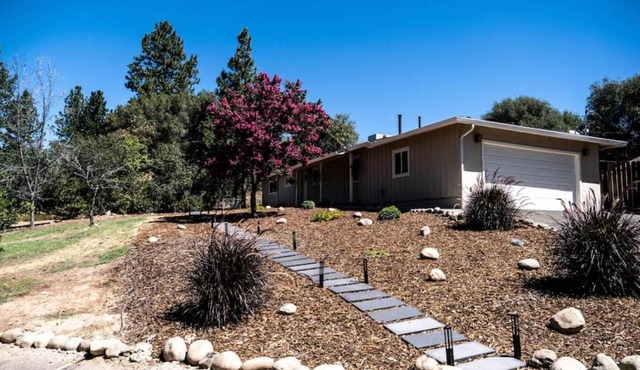 Pool! Quite, Private, remodeled home on the hill in Placerville