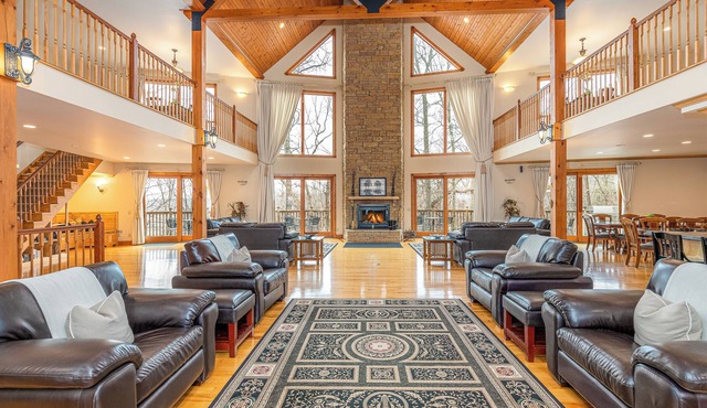 Premier 8 BR Home-The Eagle's Nest! Hot Tub, Game Room, Fire Pit! in Galena