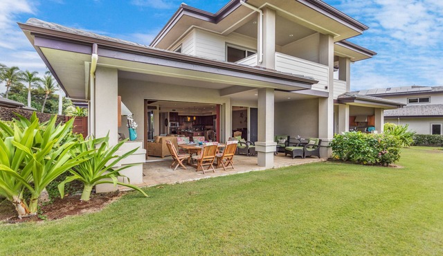 Private, Cozy Escape in The Villages! Steps to The Shops, Moments to the Beach