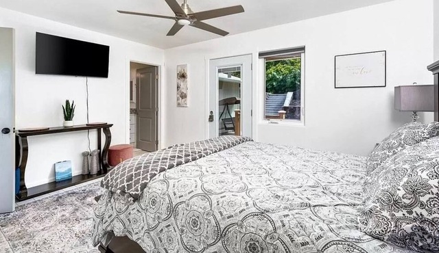 🏝🌴 PRIVATE ENTRANCE, Clean and Close to Airport!!