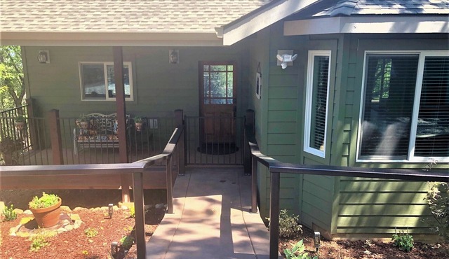 Private Getaway With Beautiful Views in Murphys