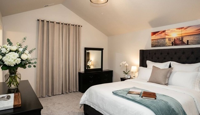 Private King Peaceful Bedroom, Comfort For Extended Stays Near Coffee Shop in Salem