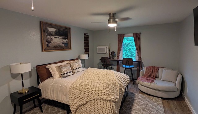 Private Mountain Suite with Queen Bed, Fire Pit, Grill & Peaceful Outdoor Space. in Murphy