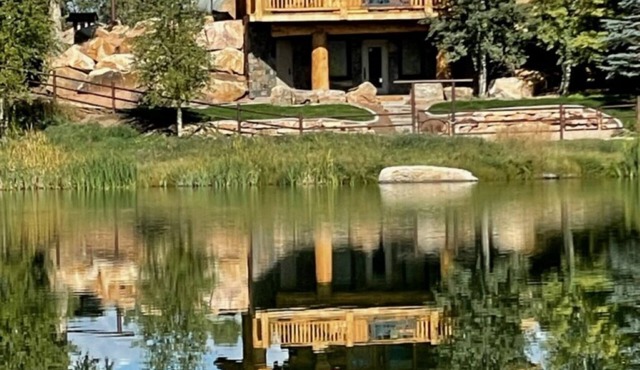 Private, Romantic Honeymoon/Anniversary Cabin Retreat with Pond and River Access in Tabiona