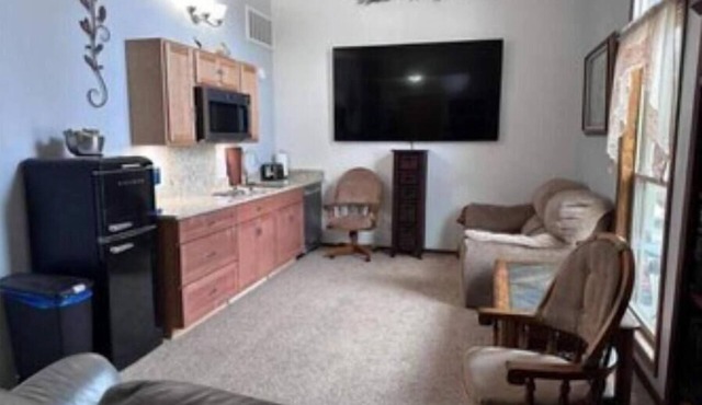 Private Suite: 2 Bedrms FamilyRoom Bath Kitchen AC in White Rock