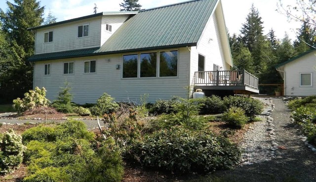 Private, Woodsy, Comfortable Home, King bed, AC in Port Angeles