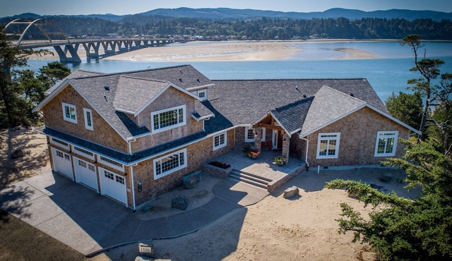 PUMA POINT.Overlooks the Alsea Bay.Has perfect ocean sunset views! Sleeps 3. in Waldport