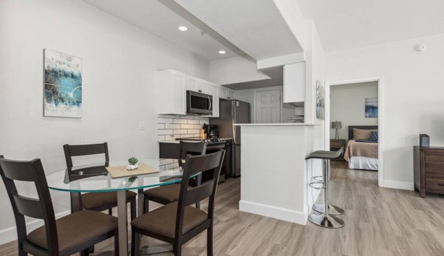 Pure Suites Furnished 2 Bed Glendale Gym Pool in Glendale