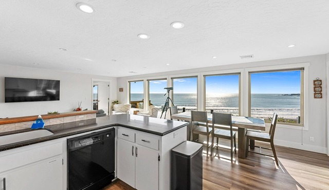Rare Oceanfront 3 bed, 3 Bath: Serene Coastal Getaway with Stunning Sunset Views in Brookings