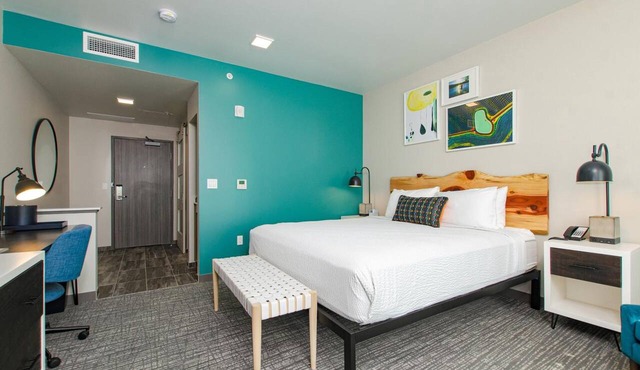 Relax in a Contemporary Room Close to Riverview Park & Paddling Adventures in Independence