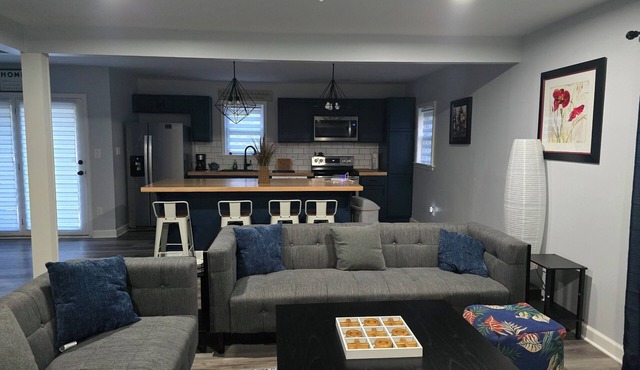 Remodeled Home King Bed Sleeps 8 in Columbia