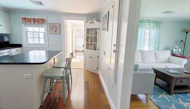 Renovated 2BD-Central Air, Deck, Enclosed Outdoor Shower, Close to Great Pond & Bike Trail in Eastham