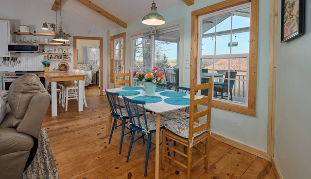 Renovated Cottage! Overlooks Dale Hollow! in Byrdstown