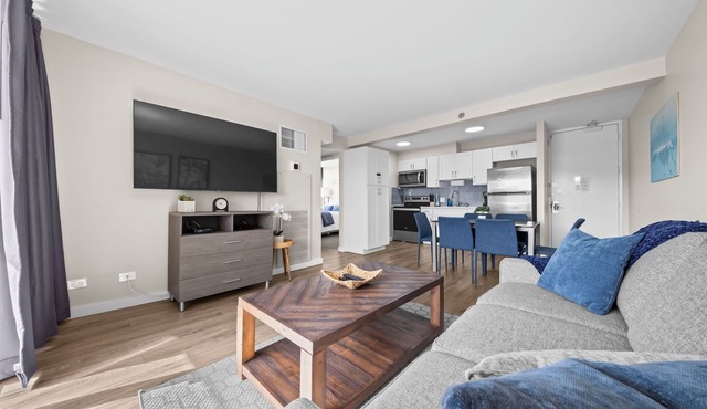 Renovated - Diamond Head and Ocean Views - FREE Parking - 1 Block to Beach