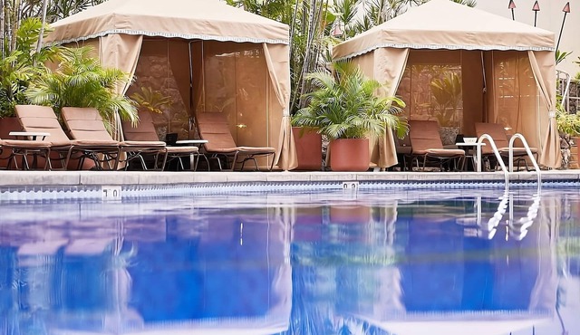 Right on the Beach! 3 Modern Units for 12, Restaurant, Minutes to Waikiki Beach! in Honolulu