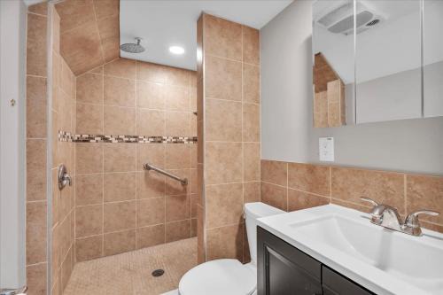 Rowan University Home Sleeps 12 with 10 Car Parking 20 min to Philly in Glassboro